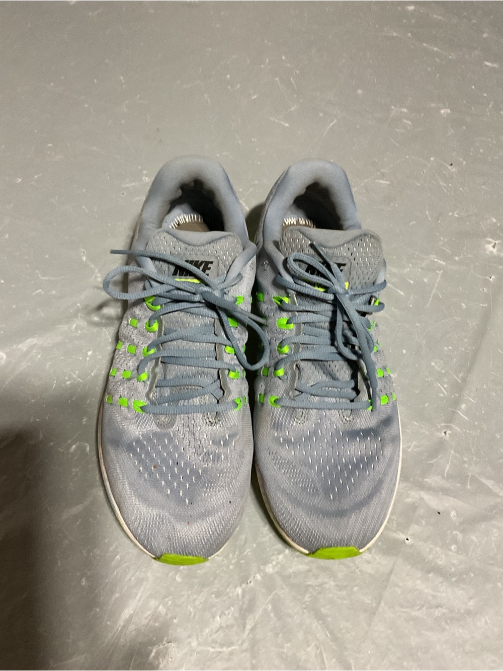 Nike Women Light Grey Athletic Sneakers The  shoes don't have insoles.